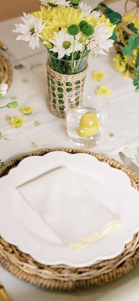 easter-table-holding-mollyfindsanddesigns