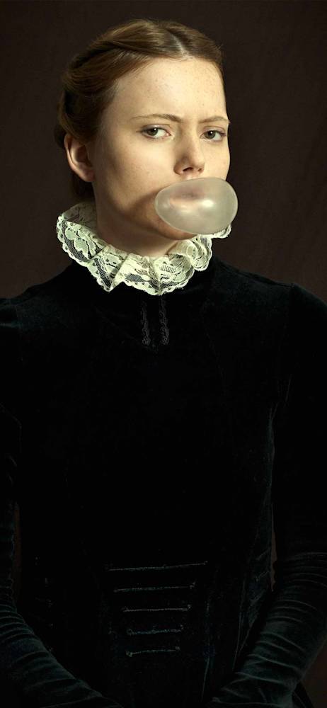 velvet-holding-romina-ressia