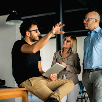 iStock overleg collega's kantoor office samenwerken