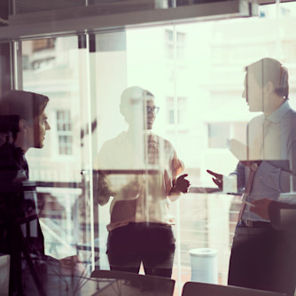 iStock kantoor office overleg samenwerken collega's