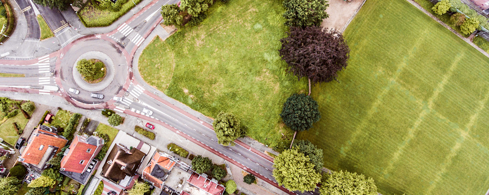 iStock kruispunt woonwijk auto's rotonde verkeer