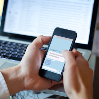 iStock chatbot telefoon phone laptop