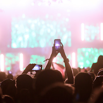 iStock concert mensen publiek menigte telefoon muziek music
