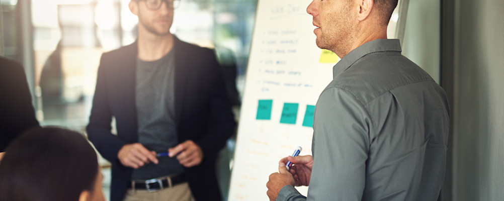 iStock-532115936 overleg schets mens mkb mit