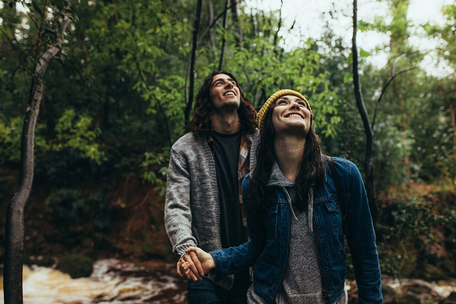 Ehepaar genießt im Wald an einem regnerischen Tag - 3:2