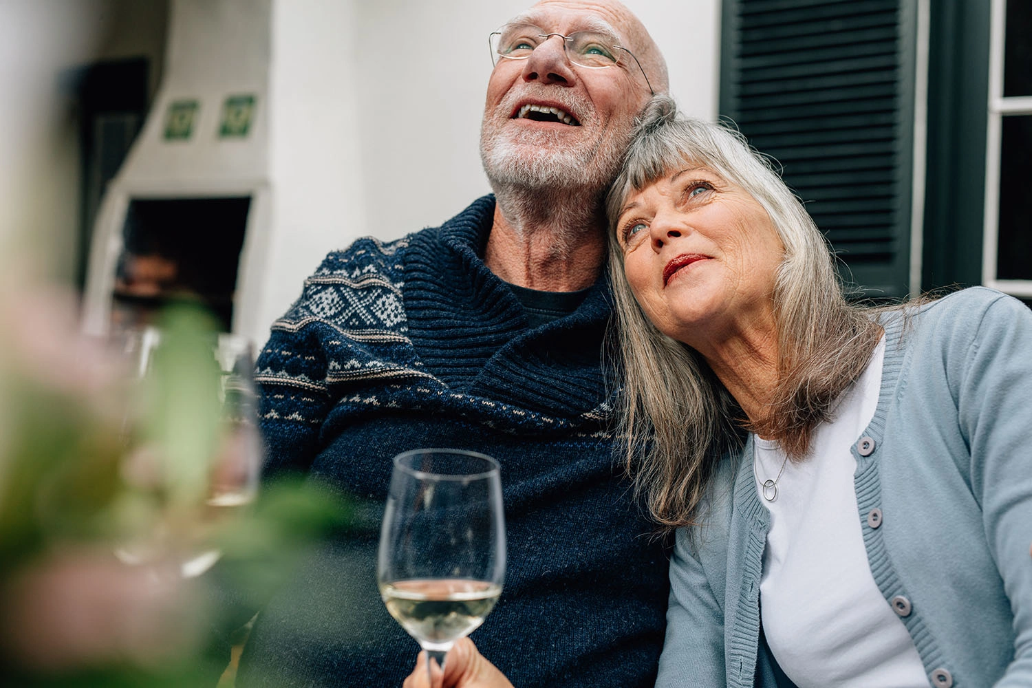 Älteres Paar entspannt sich zu Hause bei einem Glas Wein - 3:2
