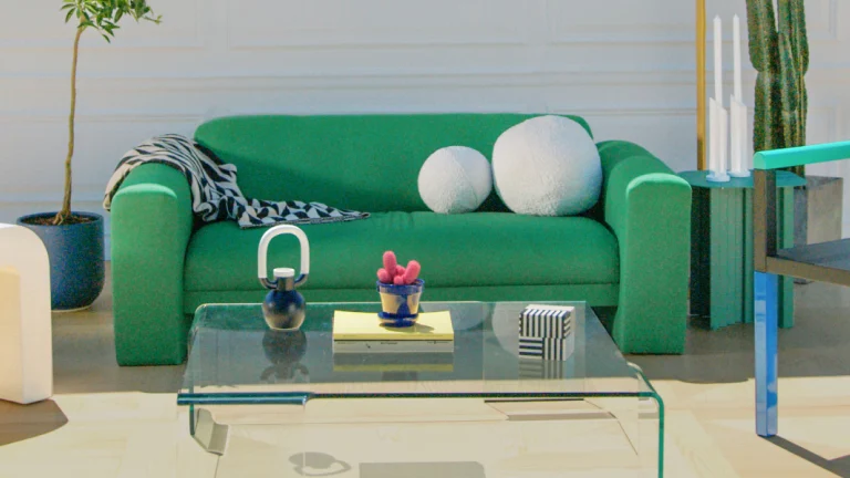 Cena de sala de estar com um sofá verde e uma mesa de café de resina acrílica