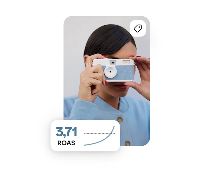 Eine Person, die eine blaue Kamera hält. Der Text „3,71 ROAS“ wird als Overlay in einer Ecke eingeblendet.