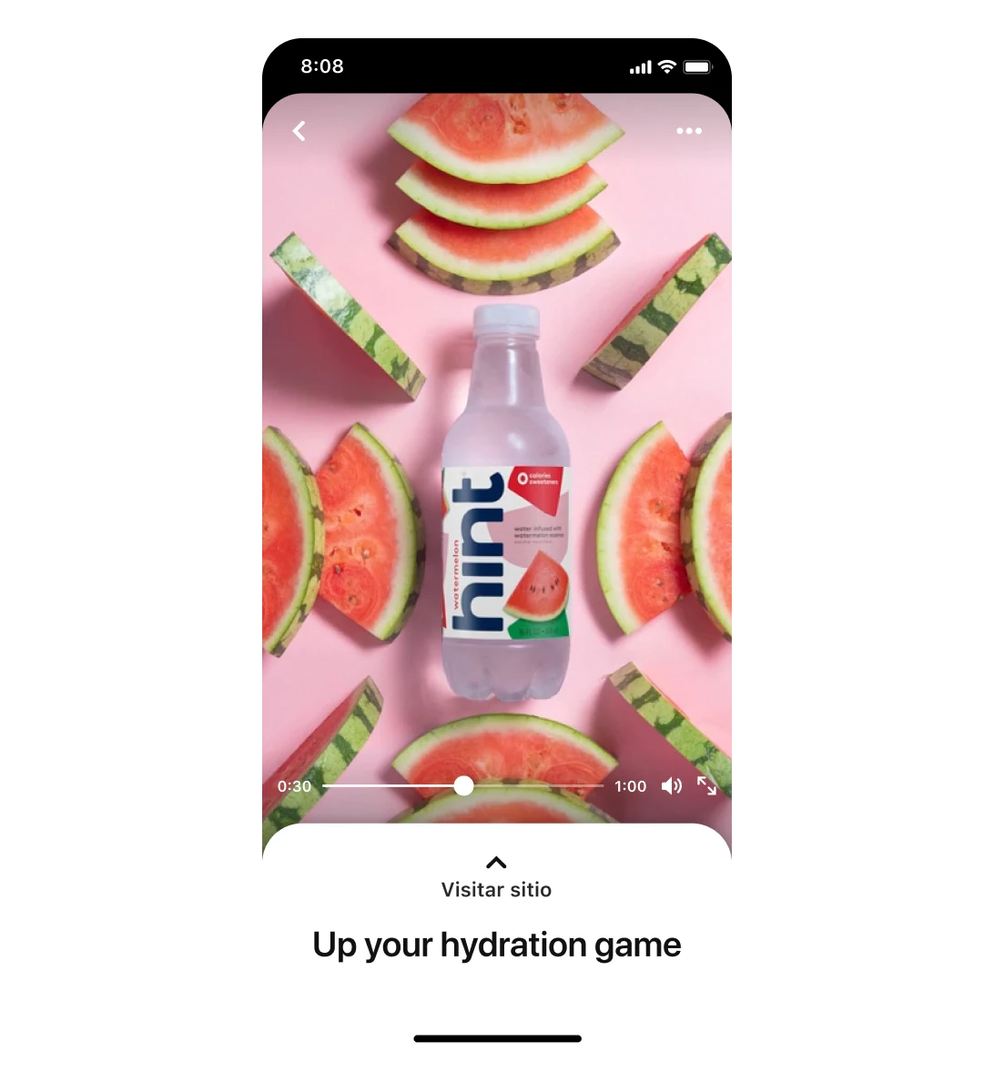 Una pantalla de teléfono móvil en la que se ve un anuncio de Premiere Spotlight de la marca hint que muestra una botella de agua sabor sandía rodeada de rodajas de la fruta. La descripción dice: "Mejora tu hidratación".