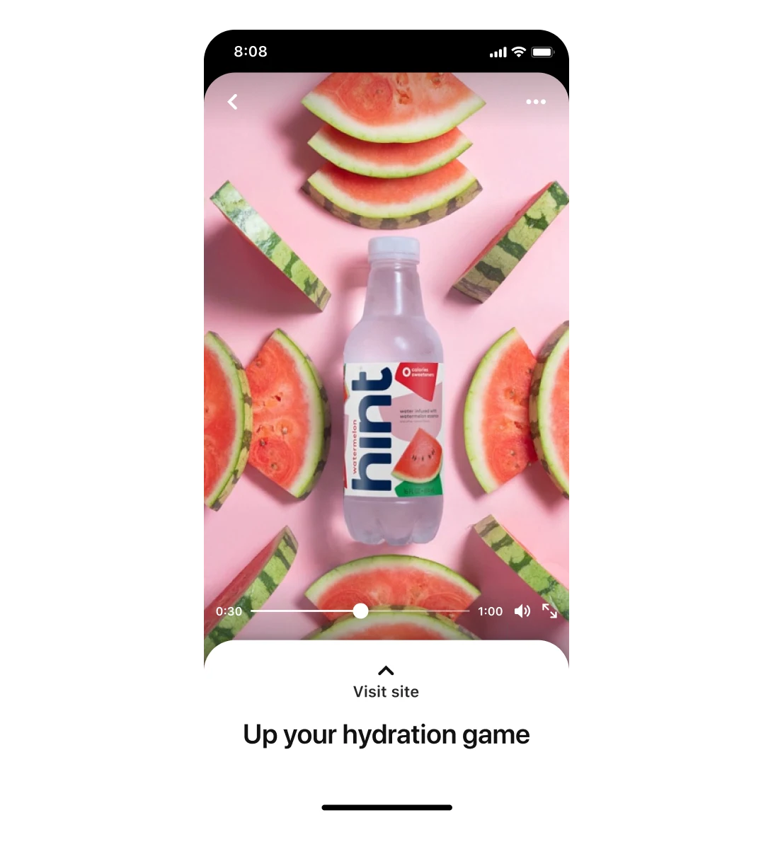 수박 조각에 둘러싸인 수박 맛 물 제품을 주인공으로 내세운 hint의 프리미어 스포트라이트 광고를 표시한 휴대전화 화면입니다. "수분 충전 업그레이드"라는 글귀가 있습니다.