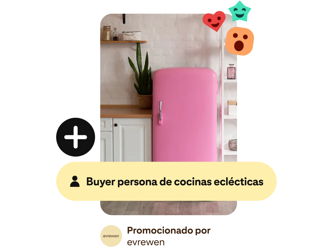 Una imagen con forma de Pin en la que hay un refrigerador rosa junto a gabinetes de madera blancos y una sansevieria. A la izquierda, aparece “Cocinas eclécticas” en un cuadro de búsqueda, con íconos de estilo emoji arriba a la derecha.