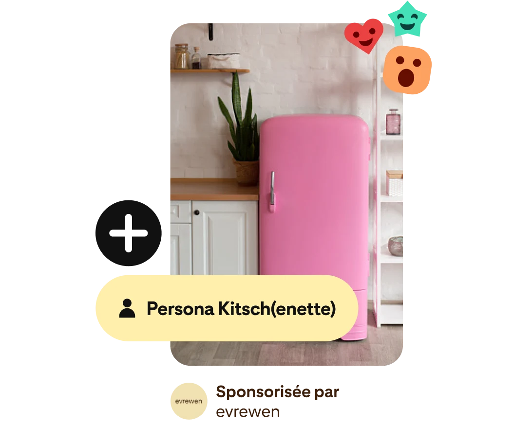 Une image en forme d’Épingle comporte un réfrigérateur rose placé à côté d’un meuble en bois et d’une sansevière. « Persona Kitsch(enette) » est écrit sur une barre de recherche à gauche de l’image avec des icônes en forme d’émojis en haut à droite.