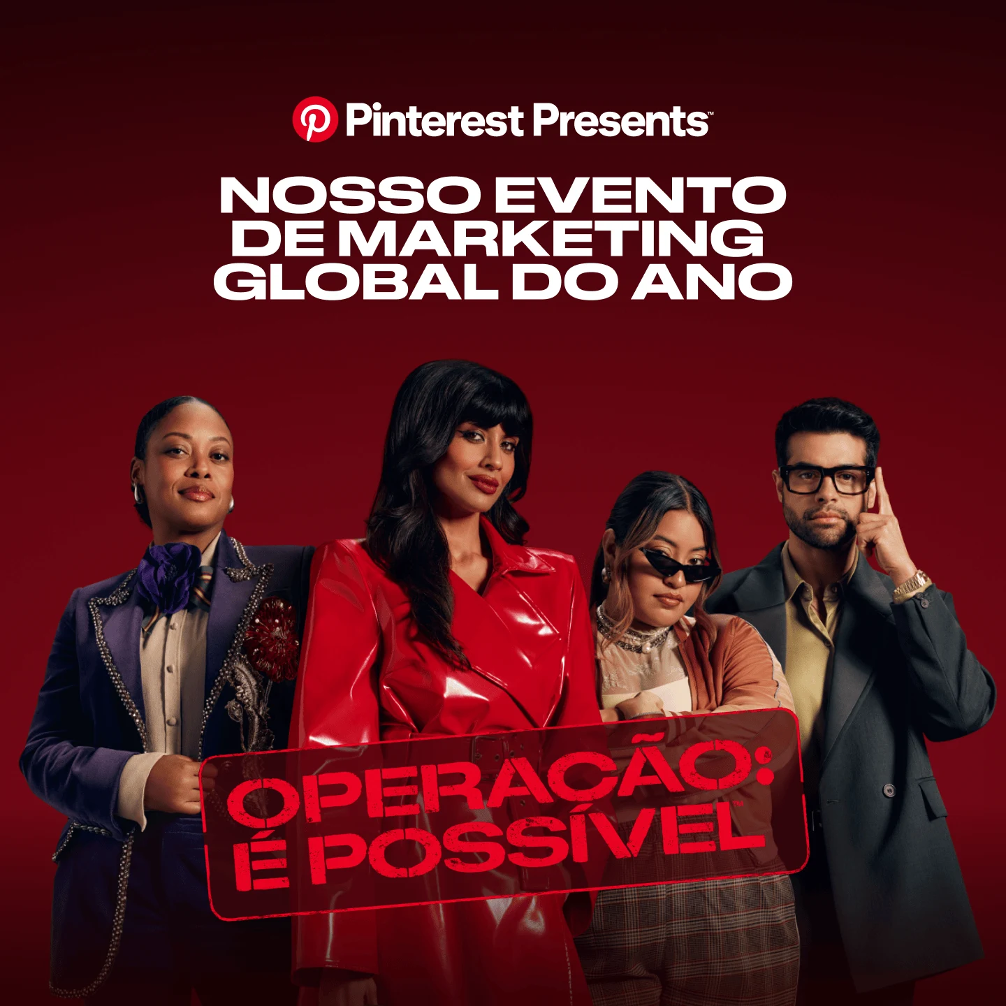 Quatro pessoas bem-vestidas em pé contra um fundo vermelho. Há um selo sobre a foto, em que se lê "Operação: É possível" na fonte do Pinterest Presents 2025, que tem tema de espionagem .