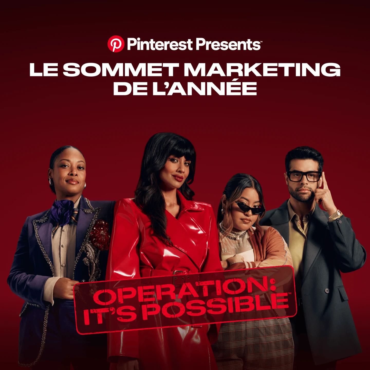 Quatre personnes bien habillées se tiennent debout devant un fond rouge. Sur l’affiche pour l’évènement Pinterest Presents 2025, un cadre contient la mention « Operation: It’s Possible », avec une police de caractère inspirée du thème de l’espionnage.