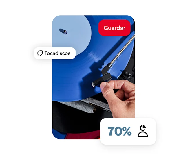 Un Pin en el que se muestra una mano colocando el brazo del tocadiscos sobre un disco azul, con el texto “tocadiscos” parcialmente superpuesto y otra superposición aparte que dice “70%”.