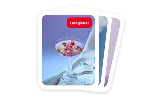 Un verre de cocktail coloré est posé sur une nappe blanche sur un fond violet