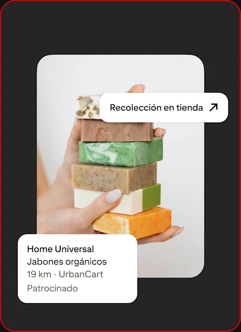 Un anuncio en el que se muestra a una persona sosteniendo una pila de barras de jabón orgánico disponibles para recoger en la tienda.