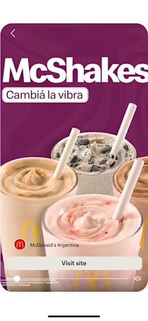 Anuncio de McDonald’s Argentina: tres McShakes cremosos de vainilla, chocolate y frutilla sobre fondo magenta, con texto “Cambiá la vibra”.