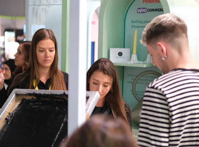 Visitors to our DMEXCO booth screen printing tote bags
