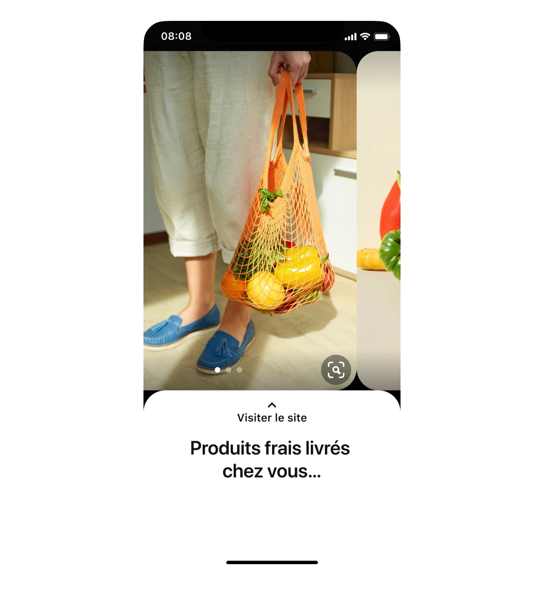 Annonce Épingle carrousel d’une épicerie sur un mobile. Sur la première image, une personne tient un sac de courses. Une partie de la deuxième image (à droite) montre des fruits et des légumes. La légende indique « des produits frais livrés chez vous... »