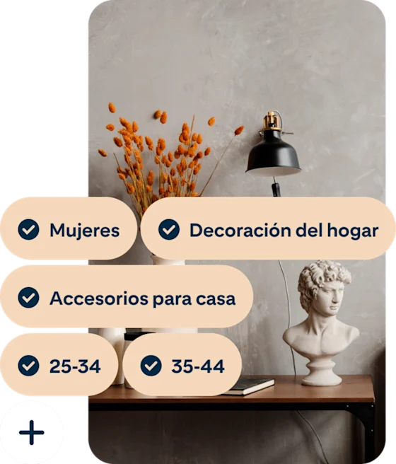 Un Pin que muestra un escritorio con un jarrón de flores naranjas, una lámpara negra y una escultura de David de Miguel Ángel con los términos de búsqueda Mujeres, Decoración del hogar, Accesorios para el hogar, 25 a 34 y 35 a 44