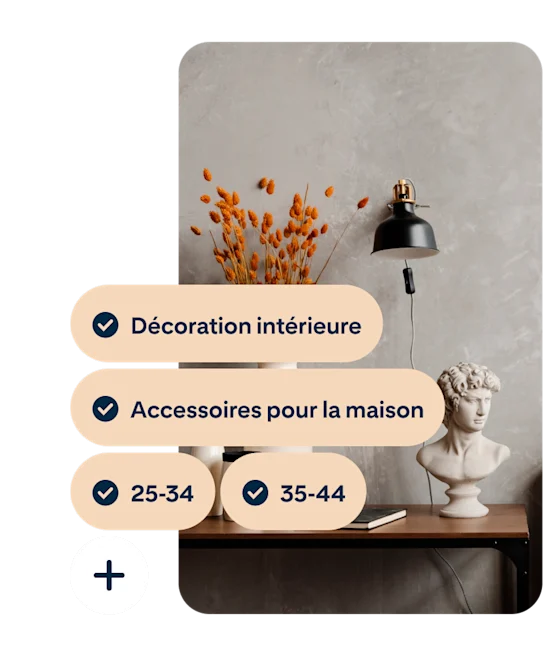 Épingle montrant un bureau avec des fleurs orange dans un vase, une lampe noire et un buste du David de Michel-Ange recouverte par les mots-clés Femmes, Déco, Accessoires pour la maison, 25 à 34 et 35 à 44