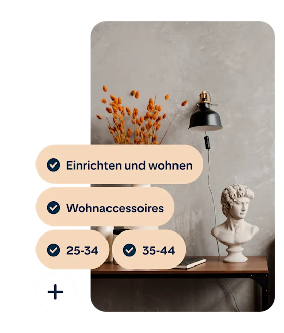 Ein Pin mit einem Tisch, auf dem eine Vase mit orangefarbenen Blumen, eine schwarze Lampe und eine Büste von Michelangelos David stehen. Dazu sind die Suchbegriffe „Frauen“, „Einrichten und Wohnen“, „Wohndeko“, „25 bis 34“ und „35 bis 44“ abgebildet.