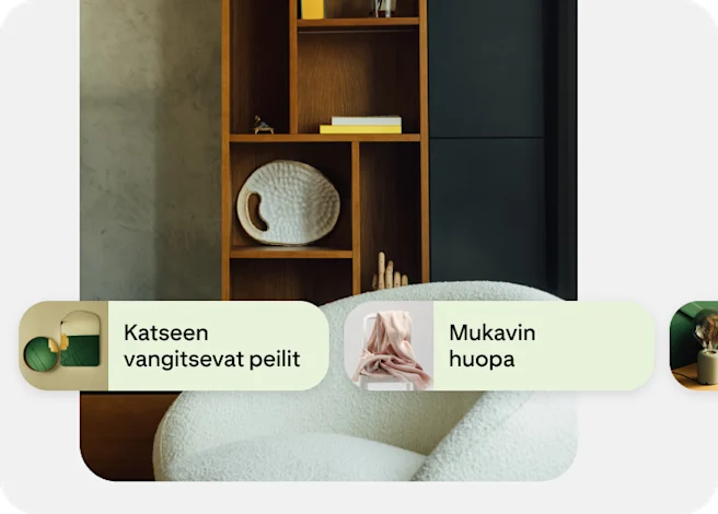 Näyteikkunamainos, jossa on hyvin sisustettu huone ja jossa näkyy ehdotettuja tuotteita, kuten peilejä ja peittoja.