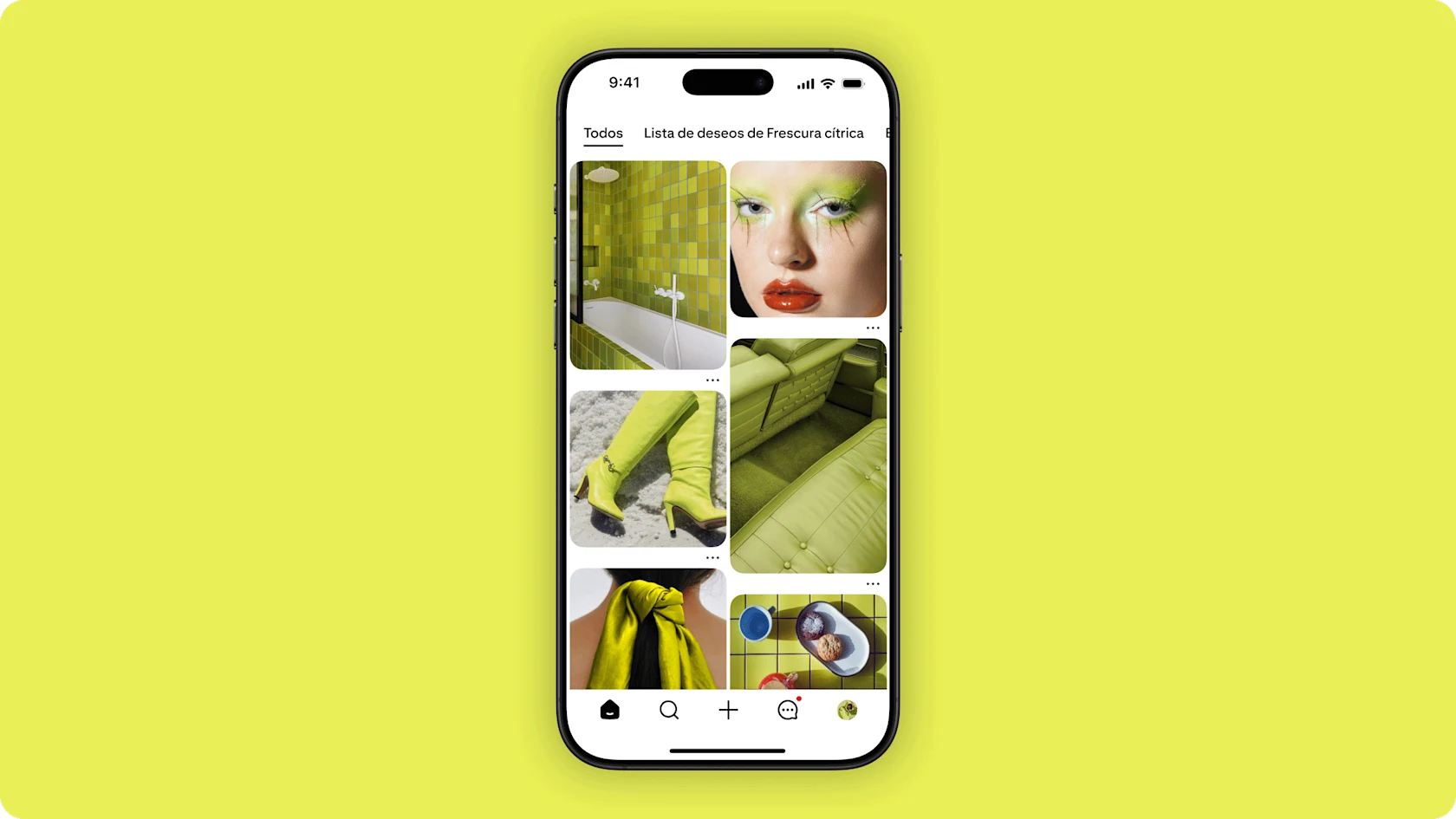 Un smartphone con diferentes imágenes en la pantalla centrado sobre un fondo de paneles geométricos iridiscentes con efecto acolchado. En la pantalla se ven un foco, una bicicleta, un bolso, un par de zapatos y una mujer con un abrigo.