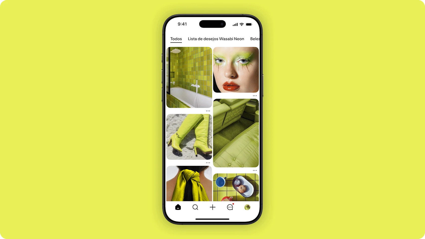 Um celular com várias imagens na tela aparece centralizado em um fundo de painéis geométricos iridescentes com aspecto macio. A tela mostra uma lâmpada, uma bicicleta, uma bolsa, um par de sapatos e uma mulher de casaco.