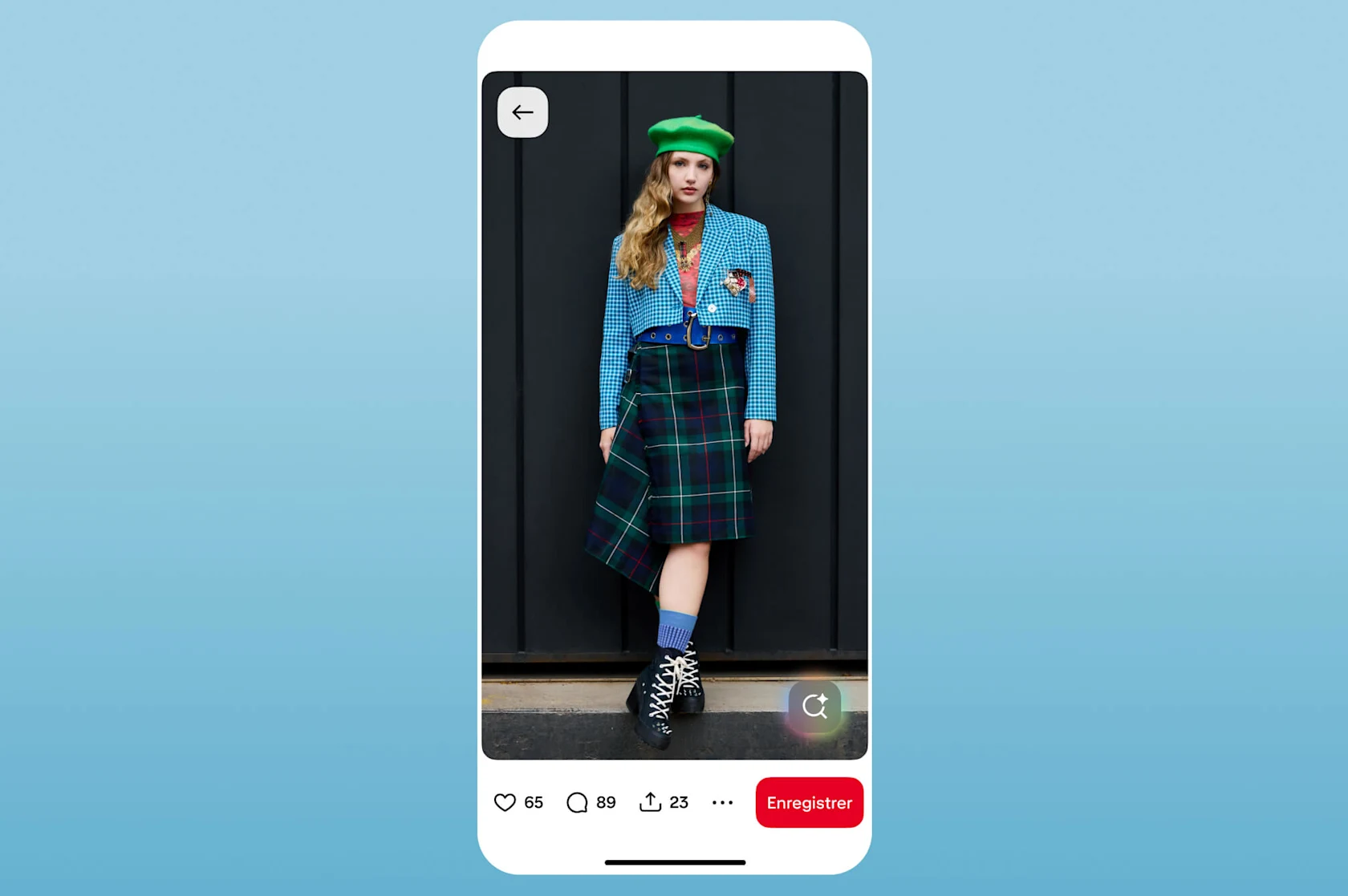 Une Épingle montre une jeune femme portant une tenue éclectique avec une jupe en tartan.