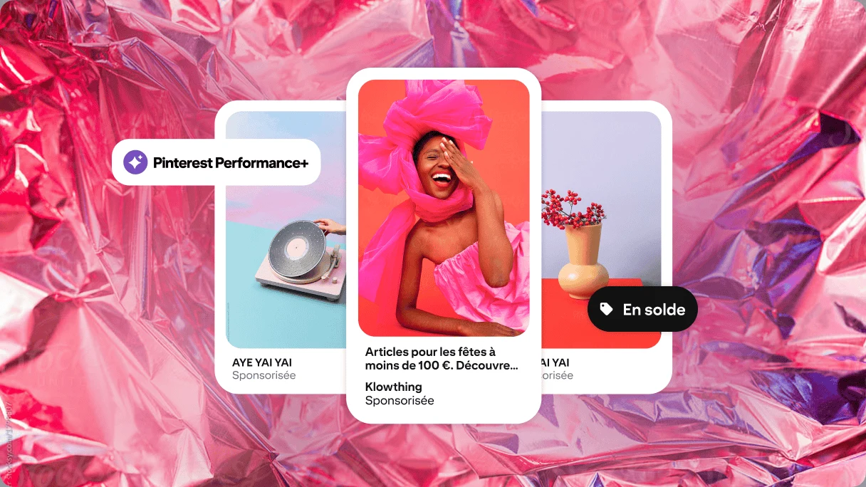 Trois Épingles sont disposées sur un fond de cellophane rose avec les boutons Solde et Performance+. L’image centrale montre une femme avec une tenue de fêtes rose vif. L’image de gauche montre un tourne-disque et l’image de droite un vase avec des baies.
