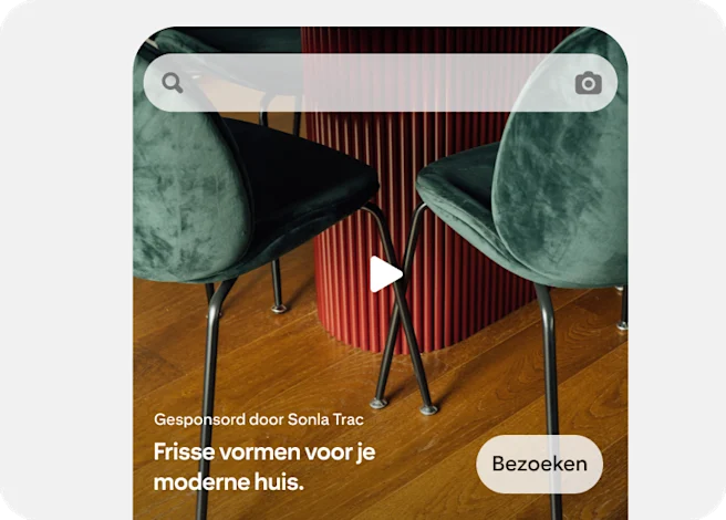 Een Premiere-spotlightadvertentie met een breedbeeldvideo over groene fluwelen stoelen.