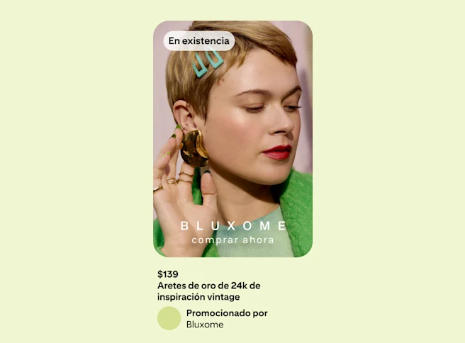 Un anuncio sobre un fondo verde en el que se muestra a una mujer vestida con una chaqueta verde, sosteniendo delicadamente el arete que lleva puesto.