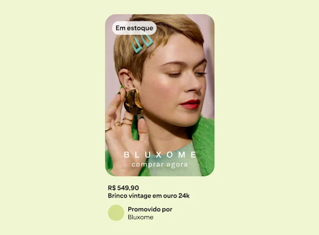 Anúncio sobre fundo verde mostrando uma mulher de casaco verde segurando o próprio brinco.