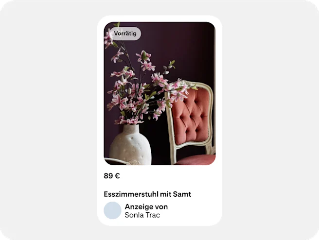 Eine Shopping-Anzeige zeigt Möbel mit Preisinformationen und ihrer Verfügbarkeit.