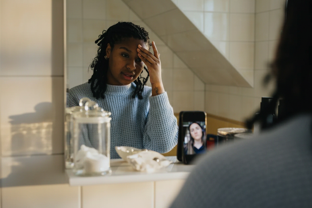 Kvinna som får medicinsk bedömning och rådgivning via videosamtal