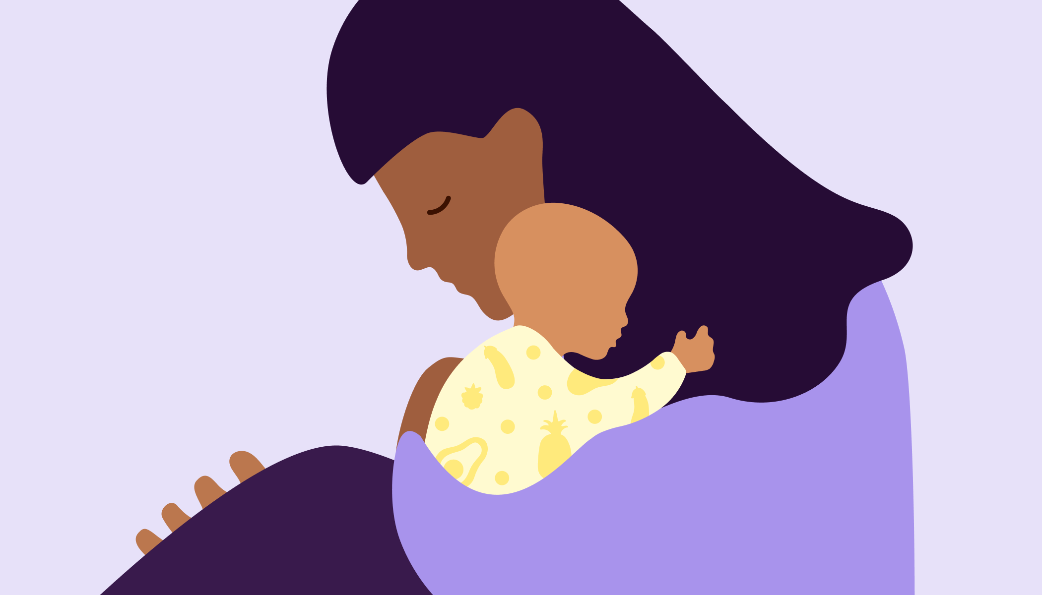 En dame som holder en baby tett inntil seg