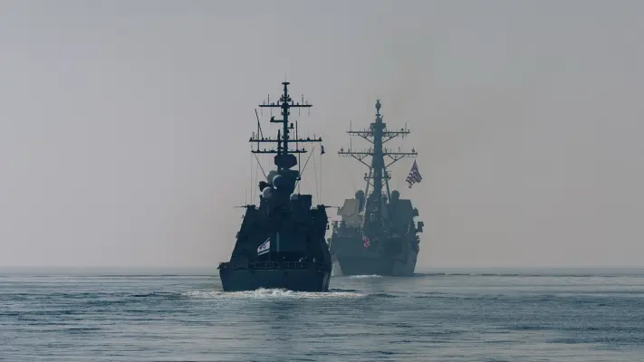 بارجتان أميركية واسرائيلية