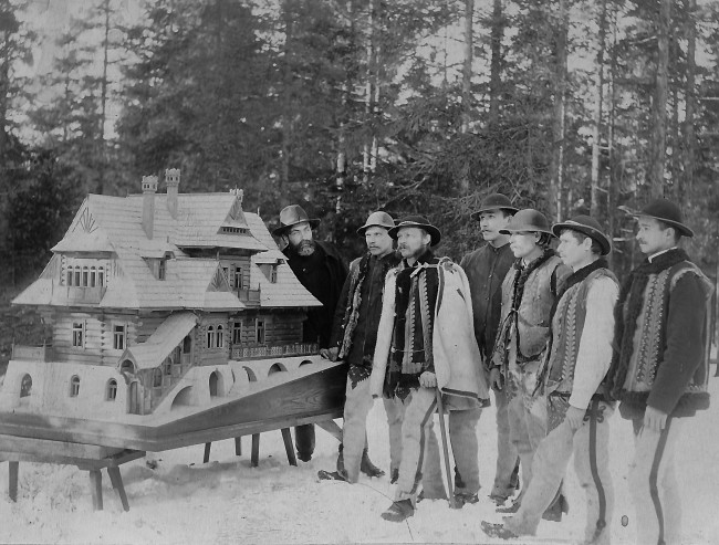 Stanisław Witkiewicz z góralami obok drewnianego modelu Domu pod Jedlami, fot. ze zbiorów Muzeum Tatrzańskie