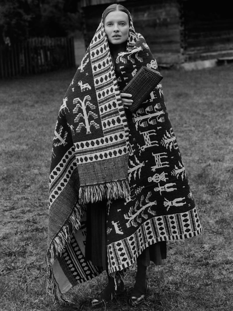 In Podlasie, on looms that have been passed on from generation to generation, remarkably skilled artisans craft beautiful textiles.
