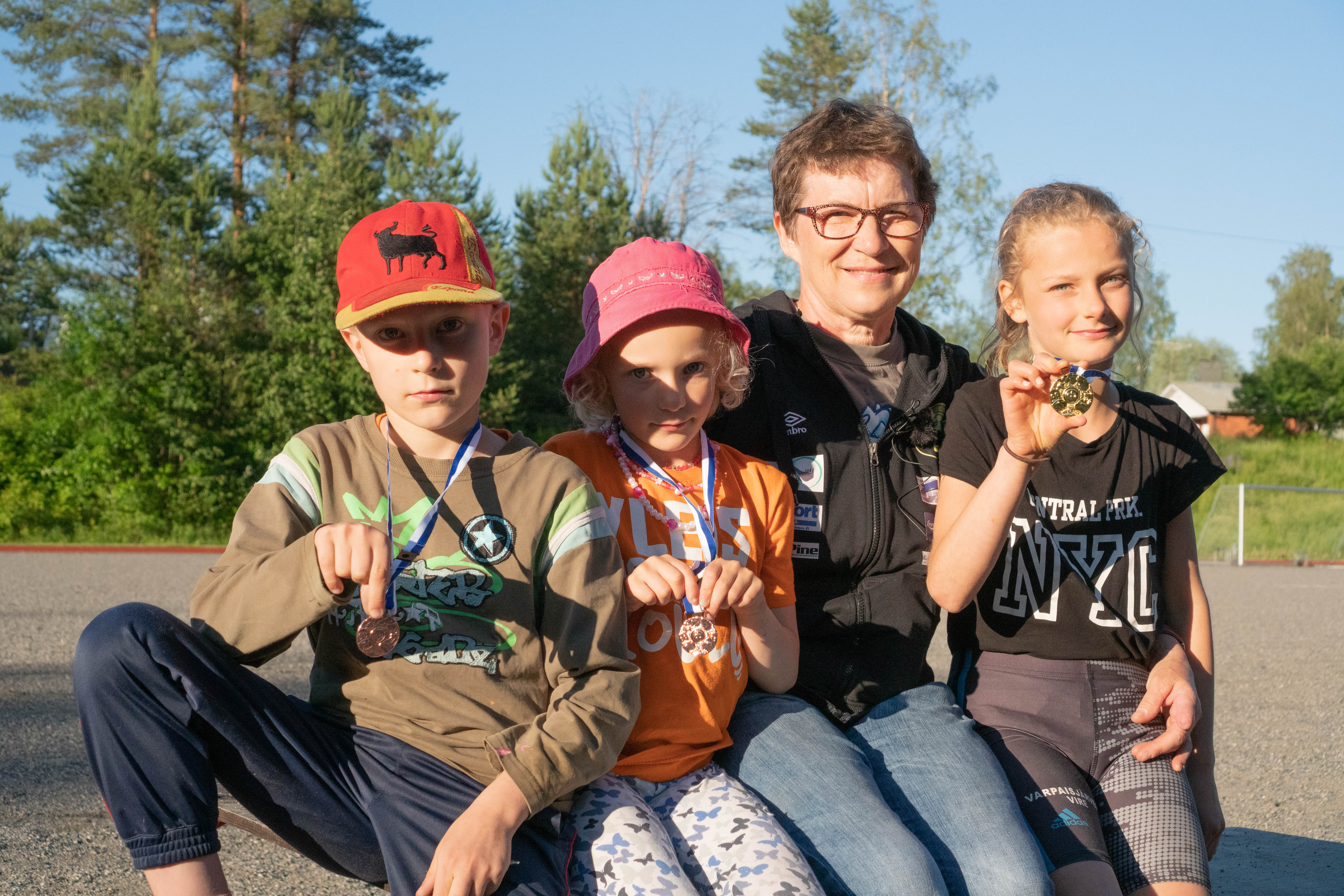 Mikko, Johanna, Liisa ja Elina nauttivat urheilujuhlan tunnelmasta Varpaisjärven Hippo-kisoissa.
