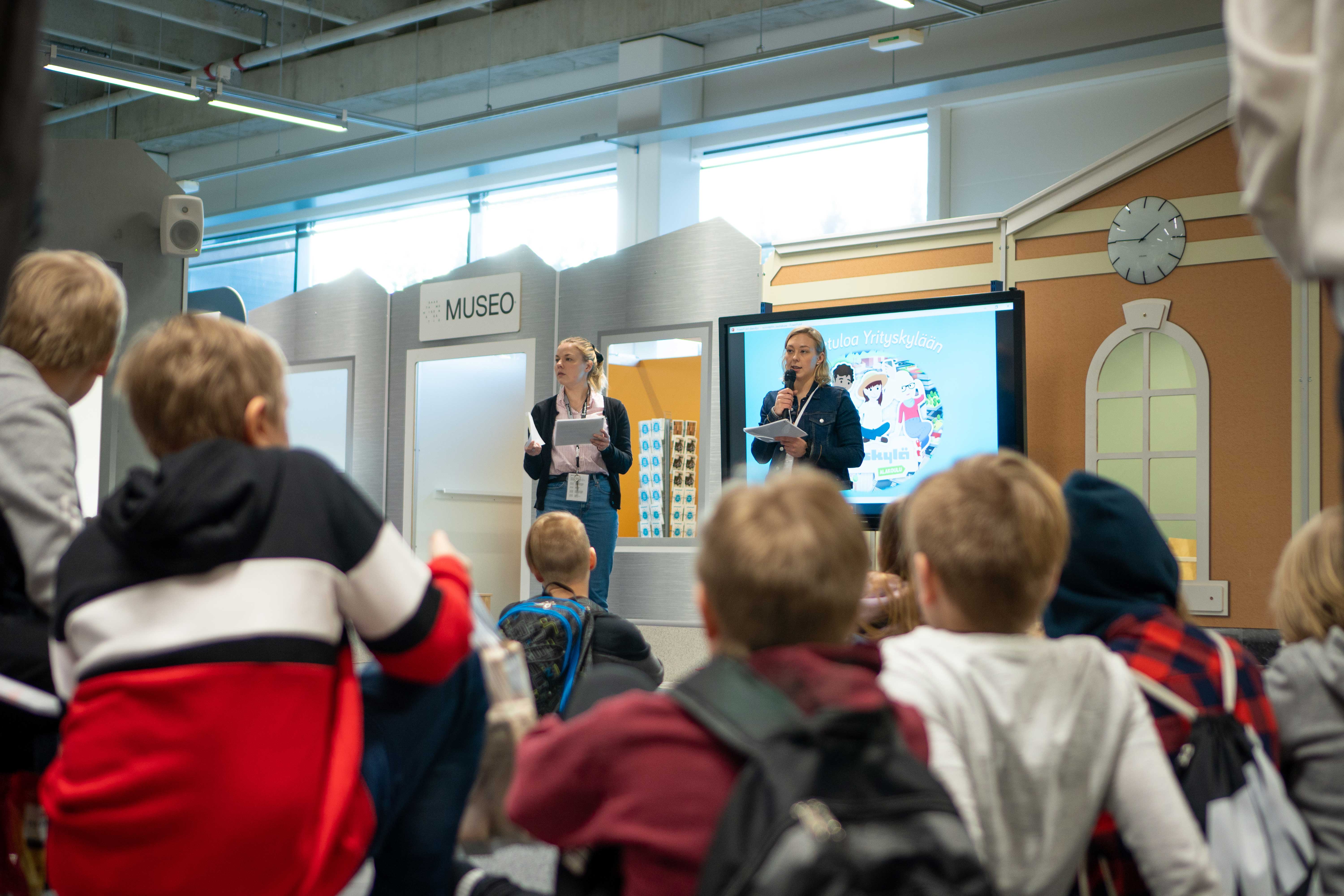 Päivä Yrityskylässä on päätöksessään ja oppilaat kokoontuvat loppupalaveriin.