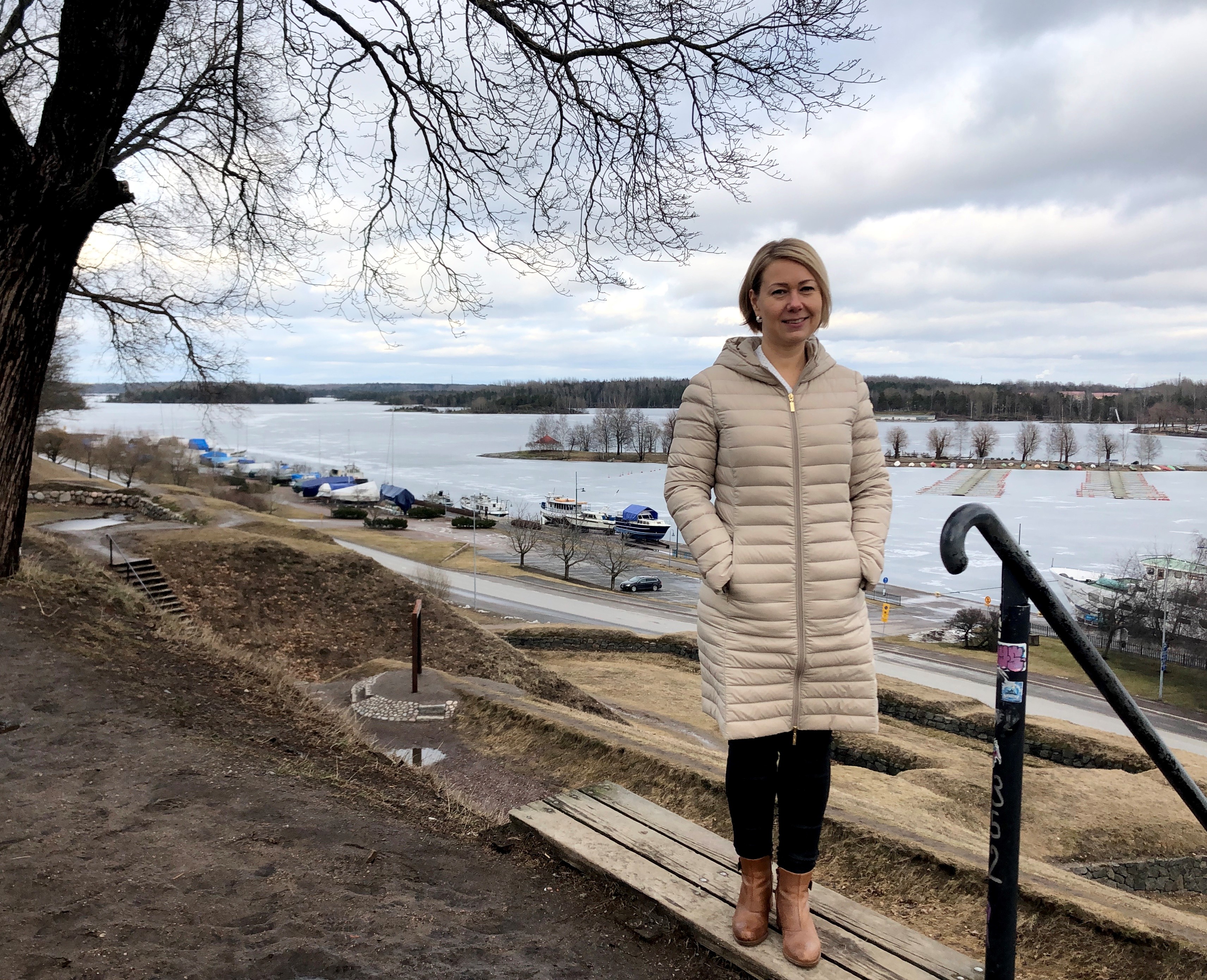 Mirka Laakso Lappeenrannan linnoituksen valleilla ennen koronaviruspandemian takia määrättyjä rajoitustoimia.