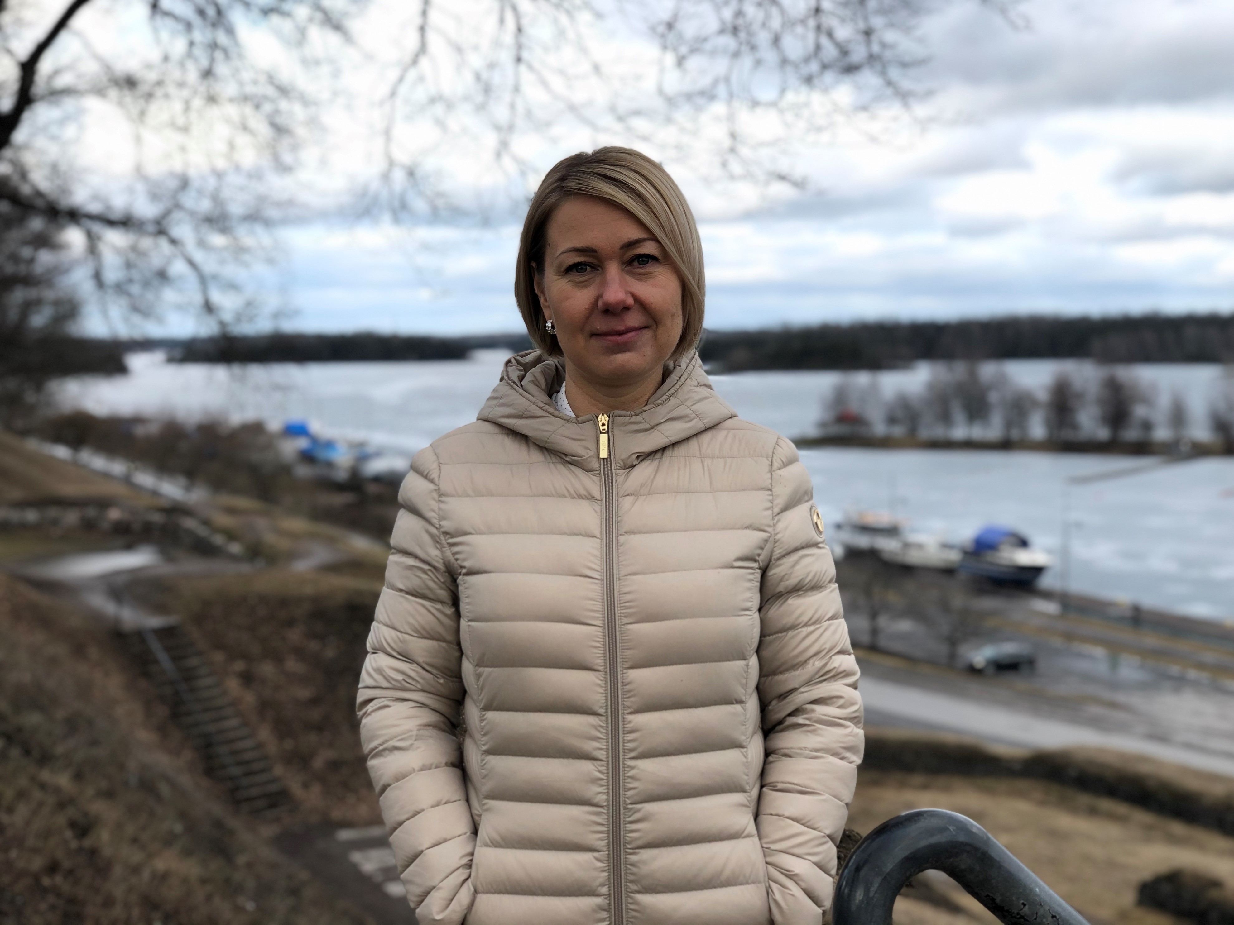 Drive Center -autokoulun yrittäjä Mirka Laakso ennen koronaviruspandemian vuoksi käyttöön otettua valmiuslakia.