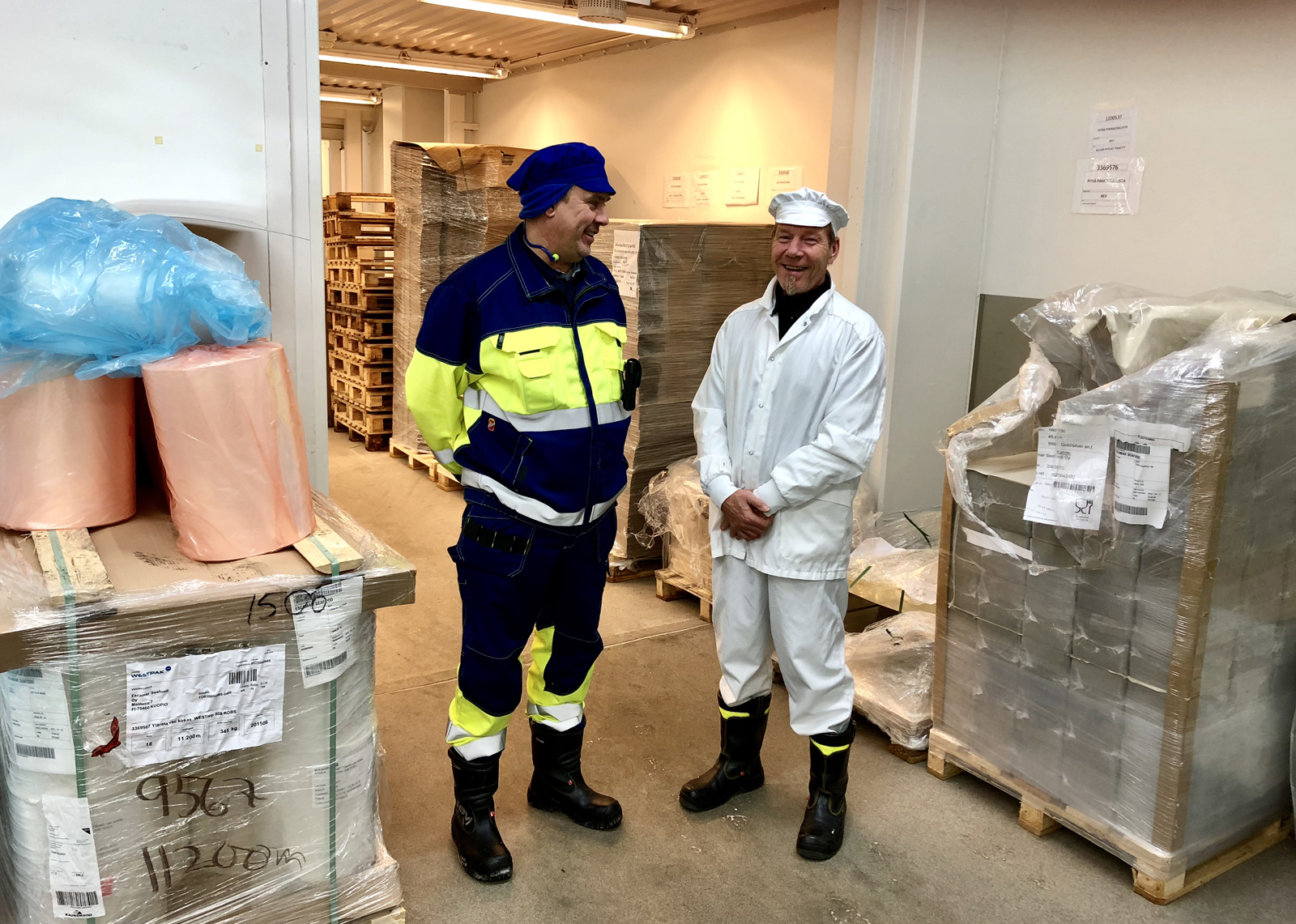 Yhteistyön tiivistäminen siivousyrityksen kanssa vähensi liukastumisia, kertovat Markku Husso (vas.) ja Arto Karvonen.