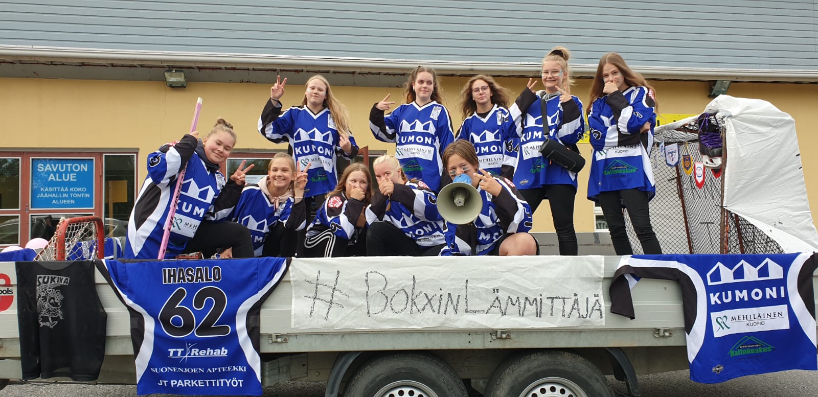 Sukikan ringeten C-tyttöjen kulkueosasto Suonenjoen Mansikkakarnevaaleilla 2019.