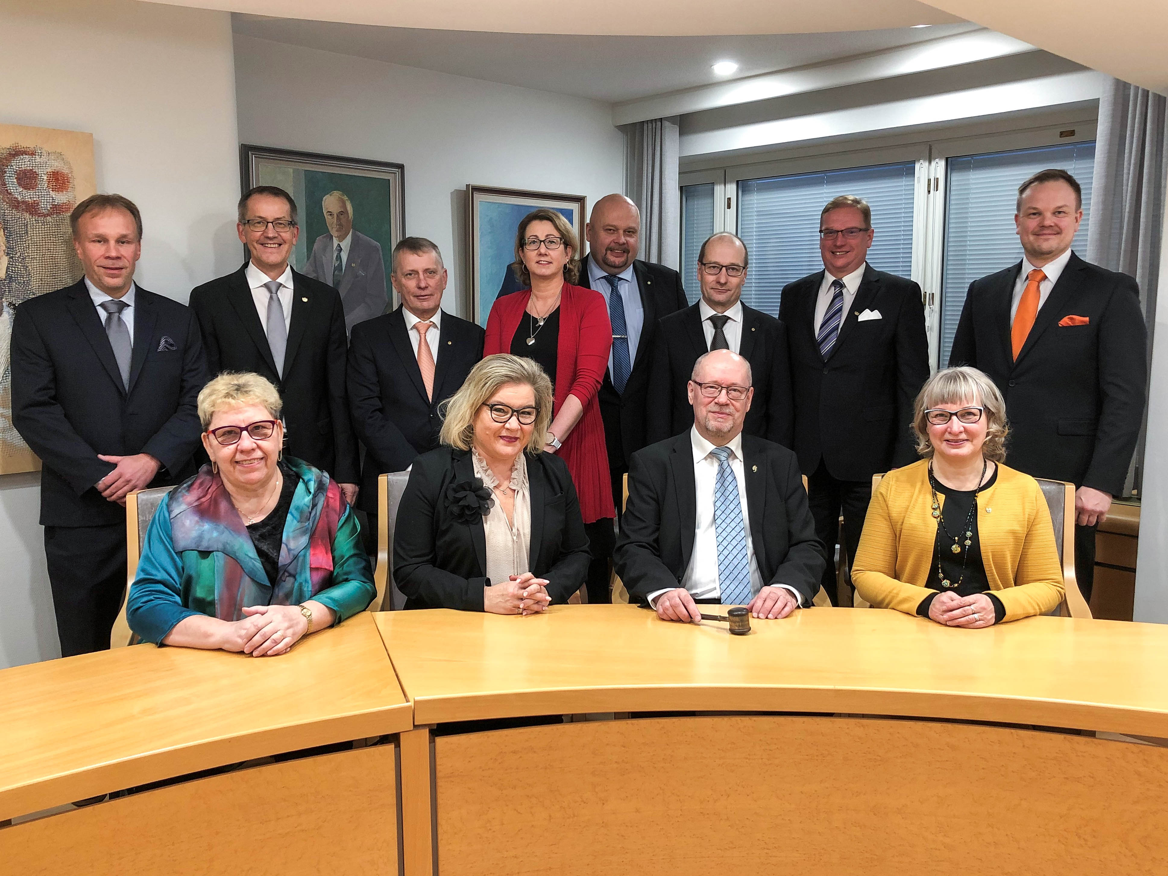 OP Pohjois-Savon hallituksen uudet jäsenet Saara Julkunen (alarivi, toinen vasemmalta) ja Elsa Paronen (alarivi, oikealla). Hallituksen puheenjohtaja Matti Niiranen (alarivi, toinen oikealta).