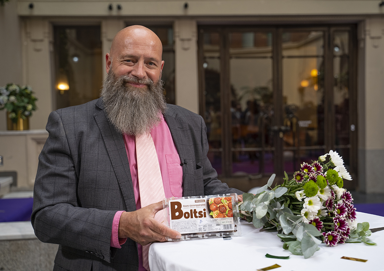 Leivon Leipomon tuotantopäällikkö Anssi Räntilä ja kaurasiemenpyörykkäuutuus. Kuva: Aito Media