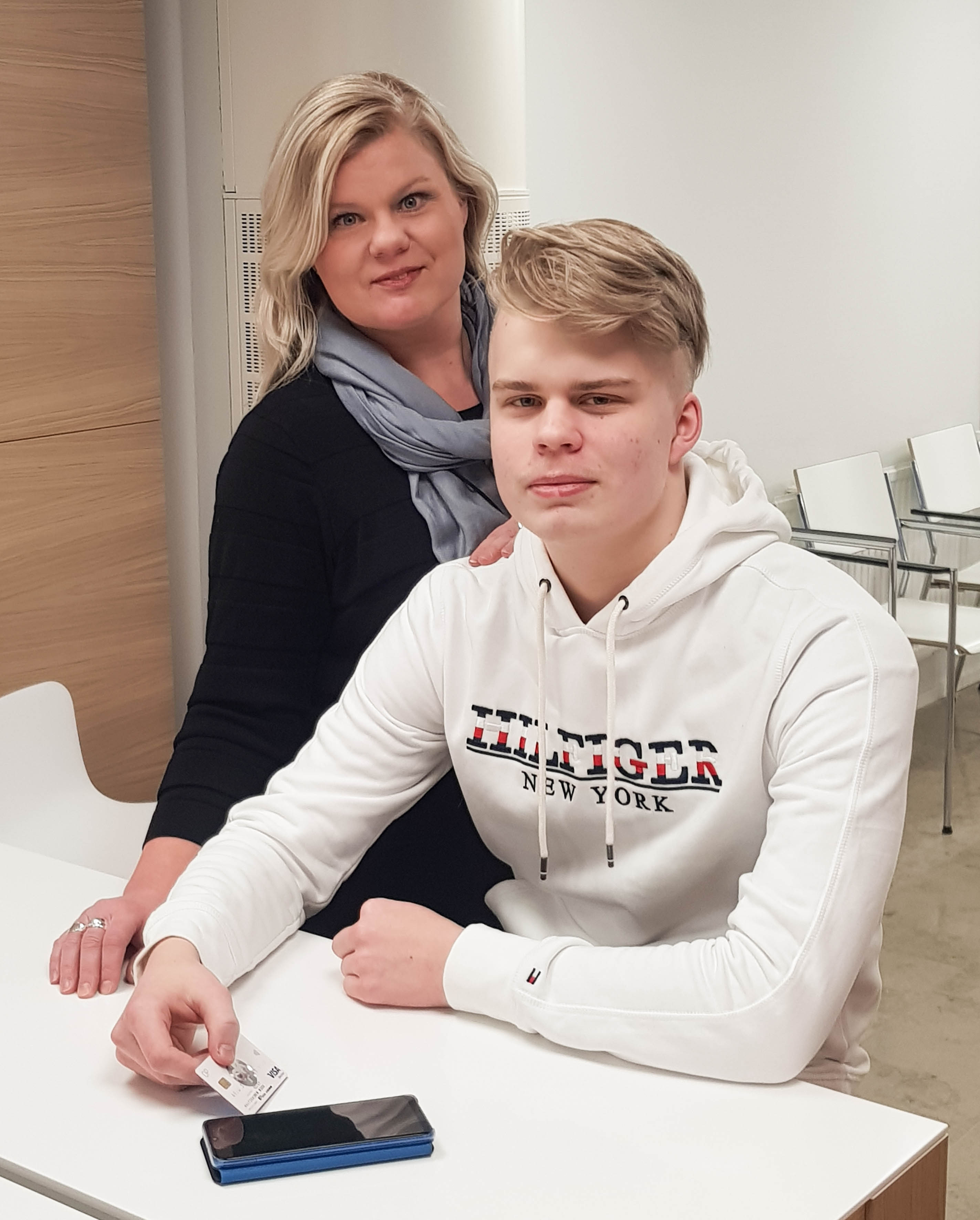OP Pohjois-Savon myyntijohtaja Satu Martikainen ja hänen poikansa Niko.